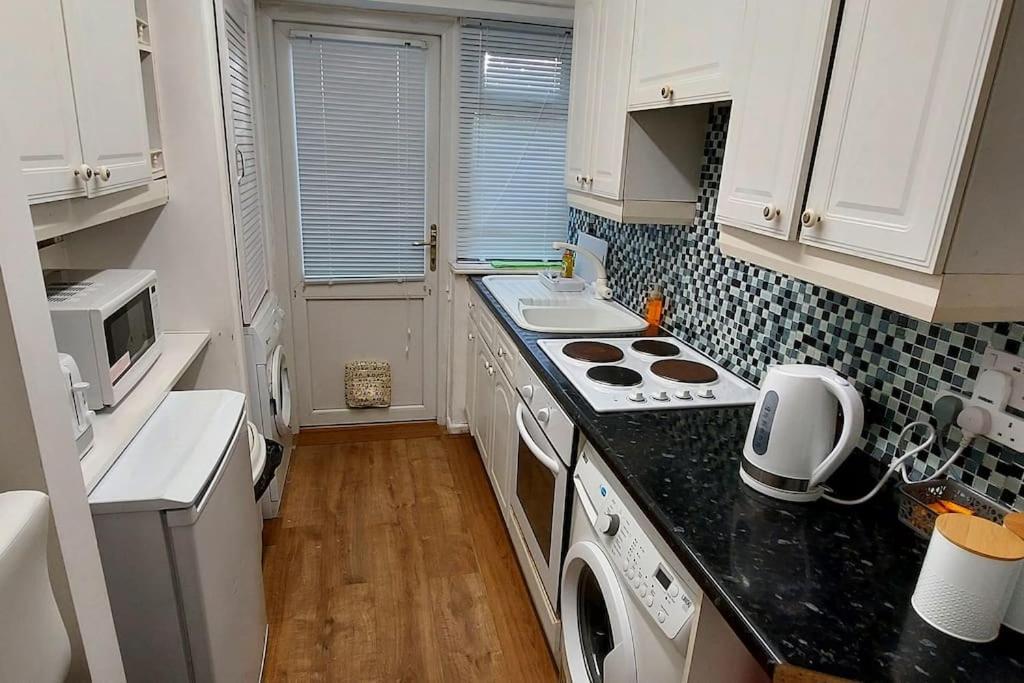 Maisonette With Patio 1 Double Bed Urmston 외부 사진