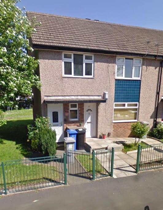 Maisonette With Patio 1 Double Bed Urmston 외부 사진