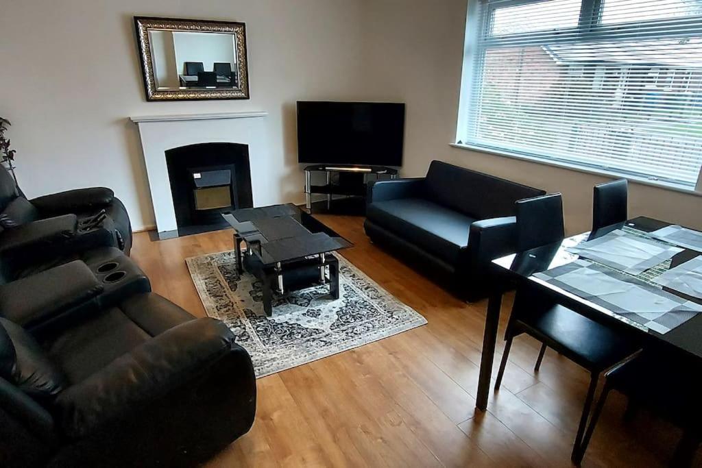 Maisonette With Patio 1 Double Bed Urmston 외부 사진