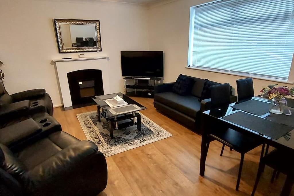 Maisonette With Patio 1 Double Bed Urmston 외부 사진