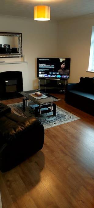 Maisonette With Patio 1 Double Bed Urmston 외부 사진